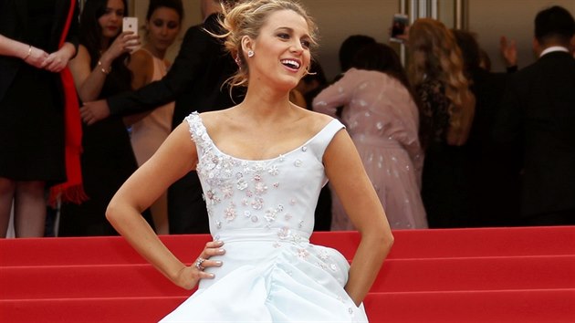 Americk hereka Blake Lively (28), kter se za pr msc stane dvojnsobnou maminkou, v Cannes z jako snad nikdy dve. Osluje m dl krsnjmi modely a fotografov z n nespoutj oi.