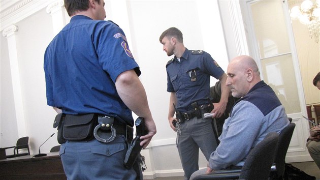 Skendera Bojku přivedli do budovy Ústavního soudu pracovníci Vězeňské služby.