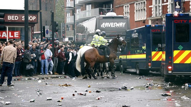 Autobus s fotbalisty Manchesteru United pijd ke stadionu West Hamu, kde ho napadli chuligni.