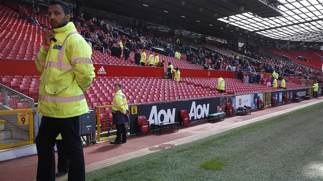 EVAKUACE Fanoušci Manchesteru United před začátkem utkání s Bournemouth opouštějí tribuny Old Trafford kvůli bombové hrozbě.