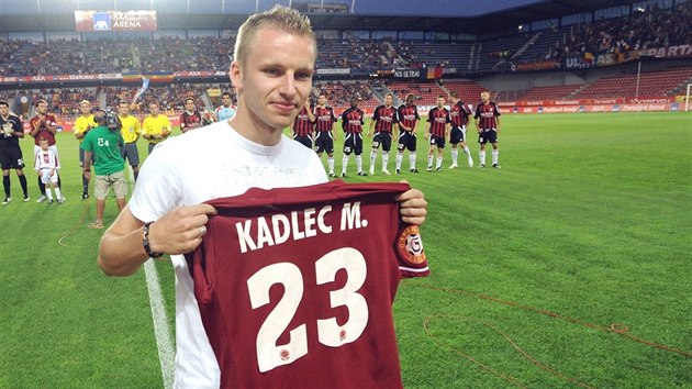 SBOHEM A VÍTEJ Srpen 2008, Michal Kadlec se ped ligovým duelem se ikovem...