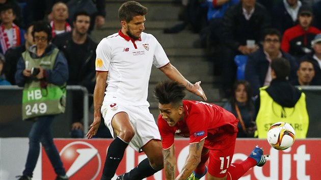 Liverpoolsk tonk Roberto Firmino a Daniel Carrico ze Sevilly (vlevo) bhem finle Evropsk ligy.