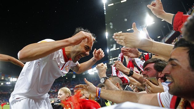 Vitolo z FC Sevilla se raduje s fanouky bhem finle Evropsk ligy.