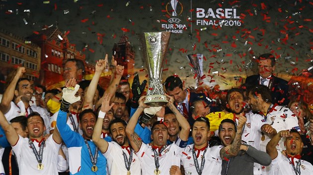 Fotbalist Sevilly se raduj s trofej pro vtze Evropsk ligy.