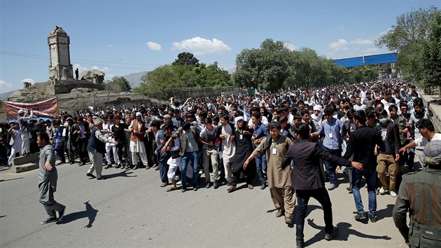 Hazárové protestovali v Kábulu proti vládě, která do jejich oblasti neplánuje zavést elektrický proud (16. května 2016)