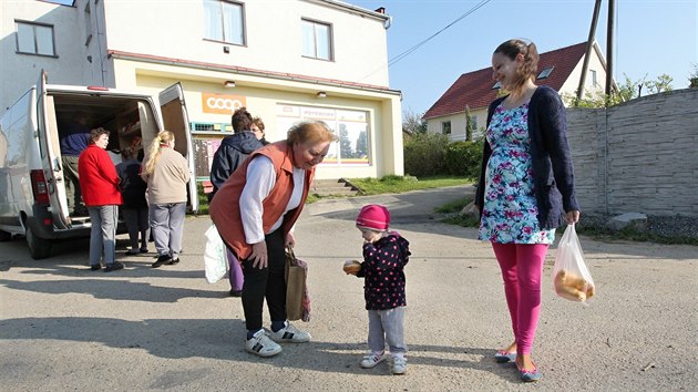 V Kekov u Pibyslavi na konci dubna zaveli kamenn obchod. Lid jsou te odkzni na sluby pojzdn prodejny.