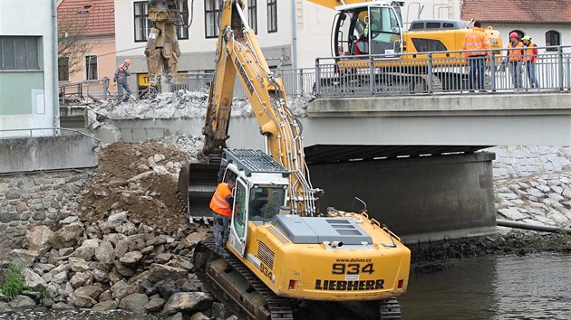 Bagry začaly pracovat, a tak Podklášterský most z 30. let minulého století pomalu mizí.