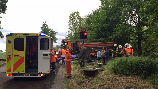 V Měšicích u Prahy se srazilo na přejezdu nákladní auto s vlakem (17.5.2016).