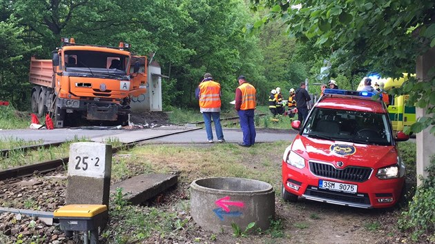 V Měšicích u Prahy se srazilo na přejezdu nákladní auto s vlakem (17.5.2016).