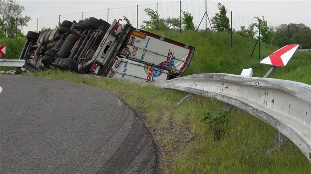 Na Praskm okruhu se pevrtil na bok kamion s ovocem (18.5.2016).