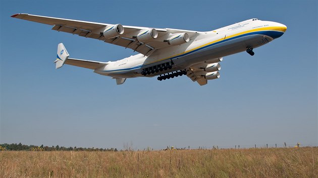 Antonov An-225 landing