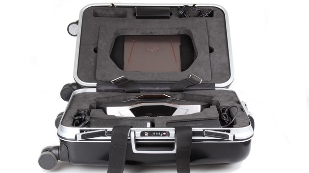 Asus GX700 dostanete v pepravnm kufru. Na snmku testovac pedprodukn verze bez grafick pravy.