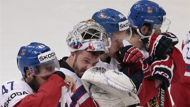 Zklamaní čeští hokejisté po porážce s Američany ve čtvrtfinále MS.