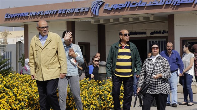 Blízcí pasažérů ze zmizelého letadla EgyptAir čekají na nové informace na mezinárodním letišti v Káhiře.