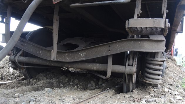Na nádraží v Malonicích se rozjela souprava vagonů, dva z nich vykolejily a poškodily železniční přejezd. (12. května 2016)