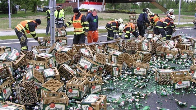 Z nákladního auta se v Nepomuku vysypaly přepravky s lahvovým pivem. (17. května 2016)