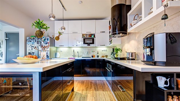 �ernob�l� kombinace kuchy�sk�ho typov�ho n�bytku nenud� a koresponduje s barevnou koncepc� interi�ru a d�ev�nou podlahou. Dv� �ady horn�ch sk��n�k splnily po�adavek na dostatek �lo�n�ho m�sta. Osv�tlen� vy�e�ila architektka pomoc� li�t a z�v�sn�ch chromov�ch reflektor�.