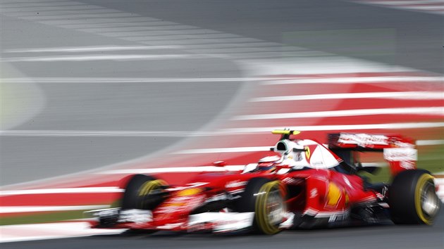 Kimi Rikknen ze stje Ferrari v trninku na Velkou cenu panlska formule 1.