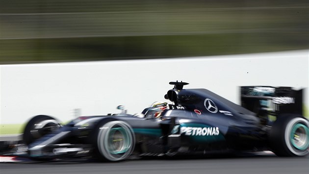 Lewis Hamilton ze stje Mercedes v trninku na Velkou cenu panlska formule 1.