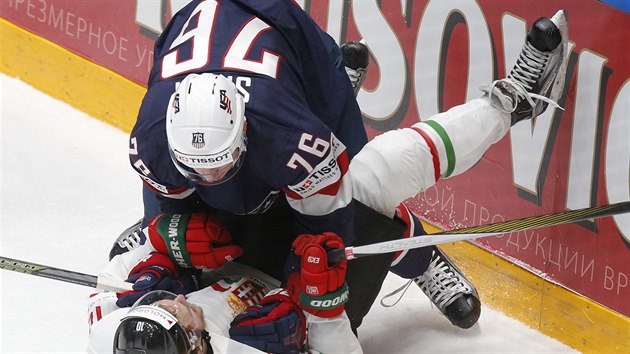 Americk hokejista Brady Skjei tla k ledu Gerga Nagye z Maarska.