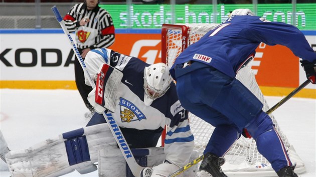 Finský gólman Mikko Koskinen likviduje francouzskou šanci.