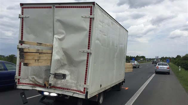 V ter ped polednem dolo na dlnici D10 u Hornch Poernic k dopravn nehod osobnho vozu s dodvkou. Oba idii skonili se zhmodninami na chirurgii ve Vinohradsk nemocnici (17.5.2016)