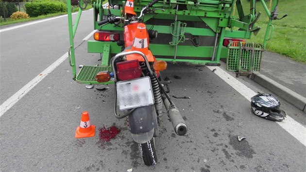 Motorka dvaatřicetiletého motocyklisty, který v Bordovicích na Novojičínsku narazil do auta popelářů.