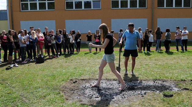 Studenti Gymnázia a Střední odborné školy ve Frýdku-Místku si vyzkoušeli chůzi po rozžhaveném uhlí.