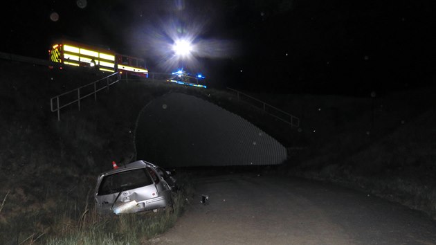 Řidič Opelu Corsa po srážce s kancem prorazil zábradlí a spadl na další cestu o osm metrů níže.