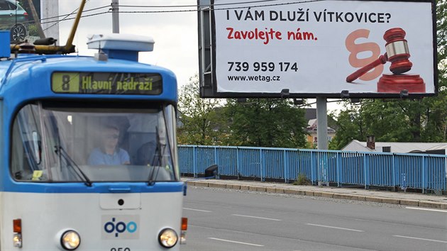 Billboard vyzývající věřitele Vítkovic, který nechala společnost Wetag umístit i v centru Ostravy.