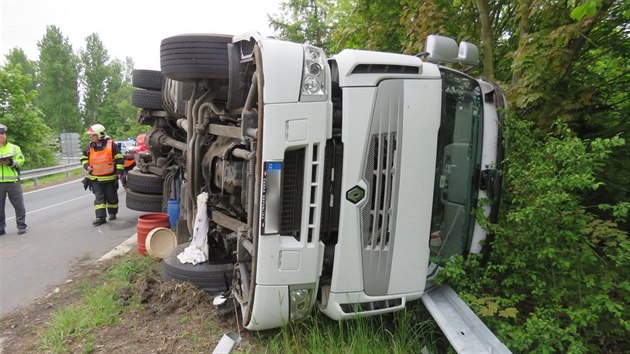 idi nezvldl kvli pli vysok rychlosti sjezd z dlnice D46, vsledkem byl kamion pevrcen na boku a ponien destky metr svodidel.