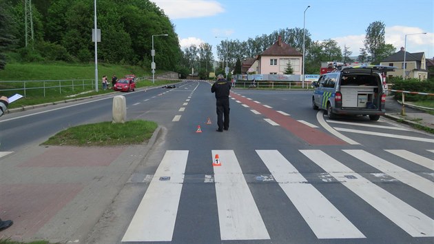 Pi nehod v umperku motorka se dvma lidmi nejprve srazila na pechodu chodce a pot narazila do protijedoucho auta.