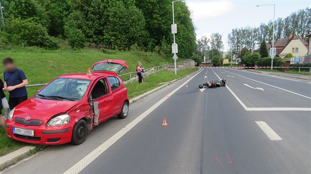 Pi nehod v umperku motorka se dvma lidmi nejprve srazila na pechodu chodce a pot narazila do protijedoucho auta.