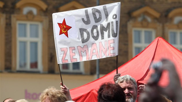 Prezident Milo Zeman zavtal bhem sv ji tet nvtvy Olomouckho kraje ve tvrtek 19. ervna do Hranic na Perovsku. Setkn s obany provzel konflikt mezi jeho odprci a pznivci.