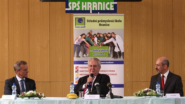 Prezident Milo Zeman absolvoval bhem sv ji tet nvtvy Olomouckho kraje debatu se studenty Stedn prmyslov koly v Hranicch na Perovsku. Vlevo hejtman Ji Rozboil, vpravo editel koly Ivan Doleel.