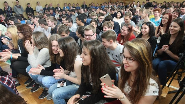 Prezident Milo Zeman absolvoval bhem sv ji tet nvtvy Olomouckho kraje debatu se studenty Stedn prmyslov koly v Hranicch na Perovsku.