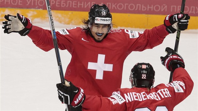 vcart hokejist Eric Blum (vlevo) a Nino Niederreiter se raduj z glu proti Lotysku.