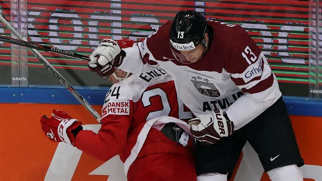 Dnsk hokejista Nikolaj Ehlers (vlevo) pad po souboji u mantinelu s Guntisem Galvinem z Lotyska.