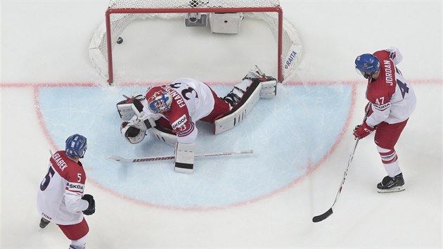esk brank Pavel Francouz inkasuje v utkn s Kazachstnem.