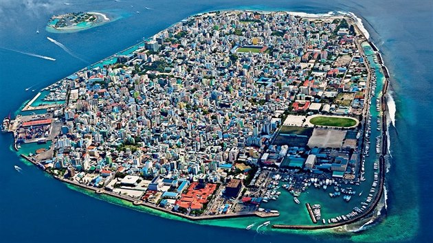 Toto je Male, hlavn msto tropickho souostrov Maledivy. Uprosted jedin fotbalov stadion.