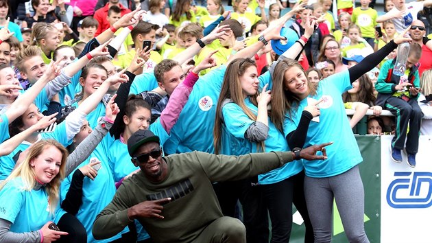Usain Bolt si sv slavn gesto vyzkouel s malmi atlety na praskm mtinku okoldov tretra.