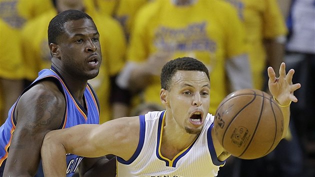 Stephen Curry (vpravo) z Golden State se natahuje za mem, brn ho Dion Waiters z Oklahoma City.