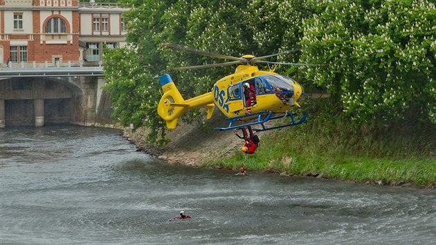 V rmci Helicopter show cviili zchrani v centru Hradce vytaen tonoucho z eky.