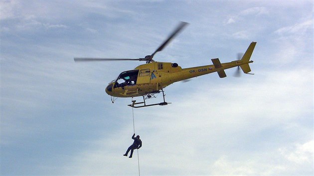 V pátek dopoledne děti viděly ukázku slaňování z vrtulníku.
