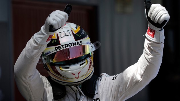 Lewis Hamilton slav triumf v kvalifikaci na Velkou cenu panlska