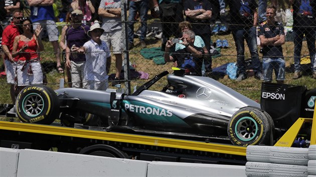Jedno z aut stje Mercedes se odtahuje po srce Lewise Hamiltona a Nico Rosberga.