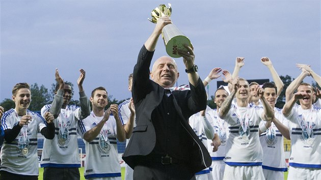 Trenér Karel Jarolím slaví s fotbalisty Mladé Boleslavi triumf v domácím poháru.