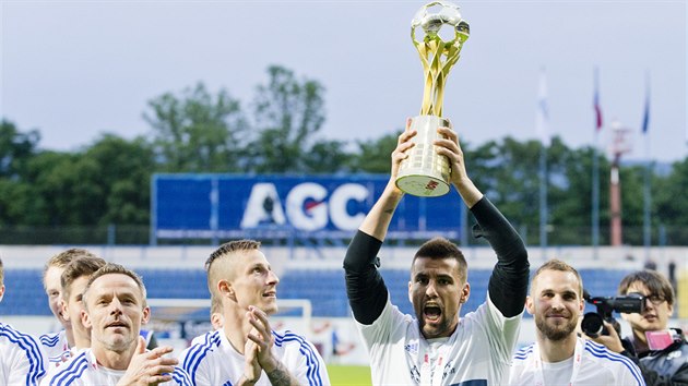 tonk Milan Baro (s trofej) slav se spoluhri z Mlad Boleslavi triumf v domcm pohru.