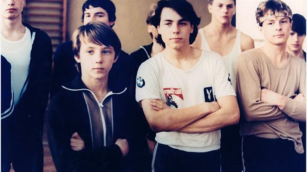 Jiří Devát (uprostřed) se objevil ve snímku Zdenka Sirového Outsider (1987)