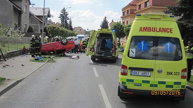 idi kody Octavia havaroval v Novm Mst nad Metuj nedaleko hasisk zbrojnice a srazil dva chodce (9.5.2016).